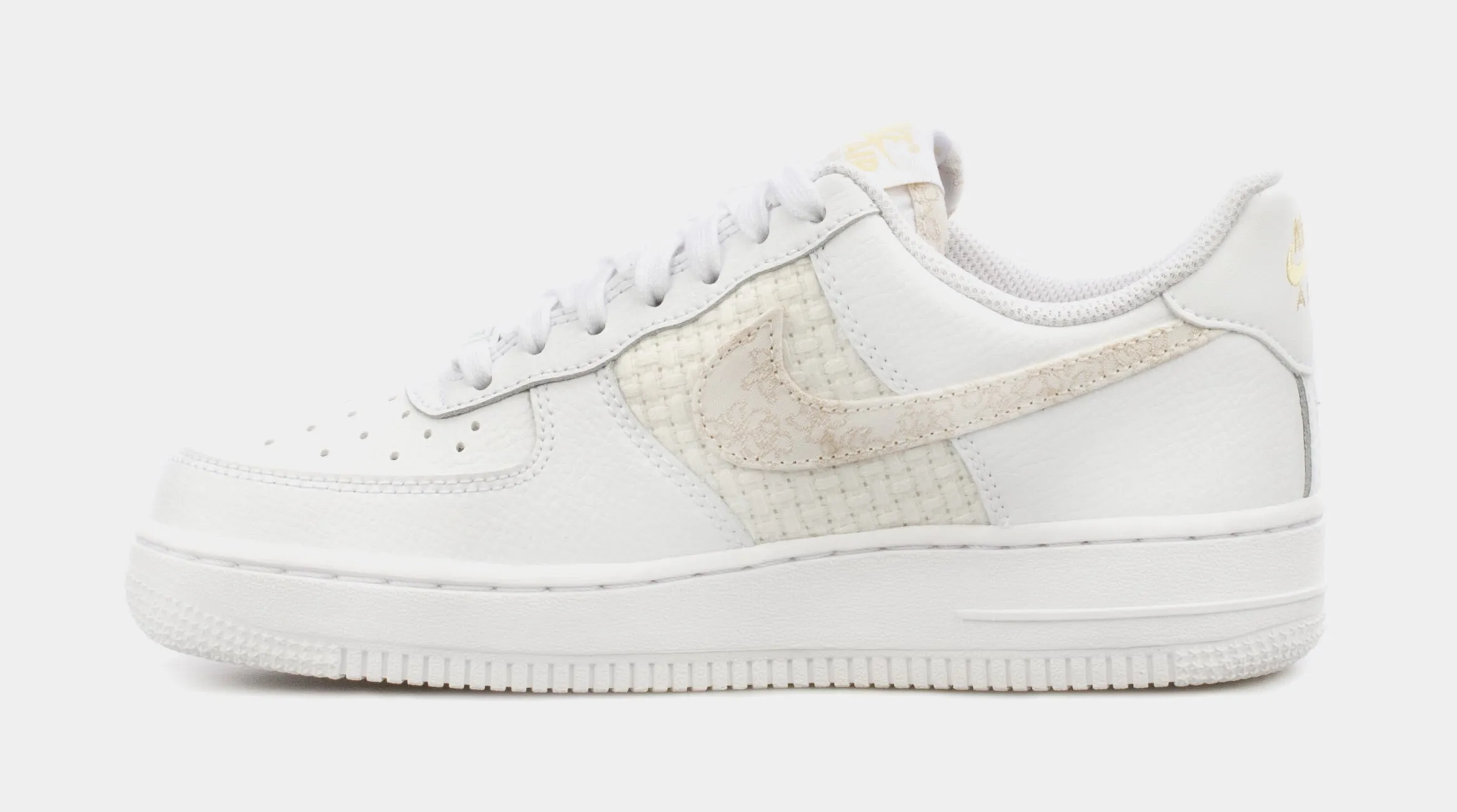 Air Force 1 '07 SE Womens Lifestyle Shoes (White/Beige)