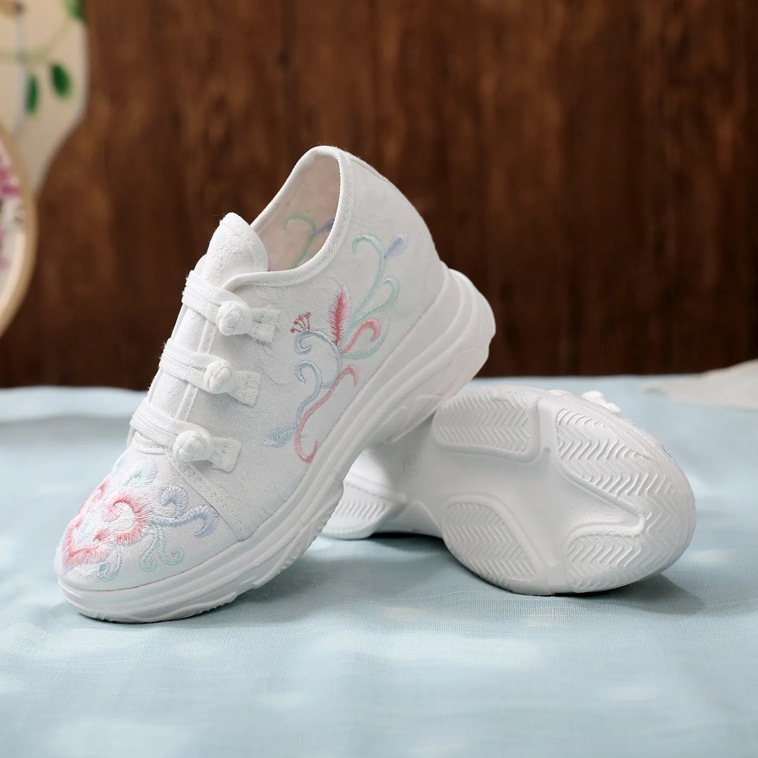 Charming Embroidered Old Beijing Cloth Thick Canvas Shoes