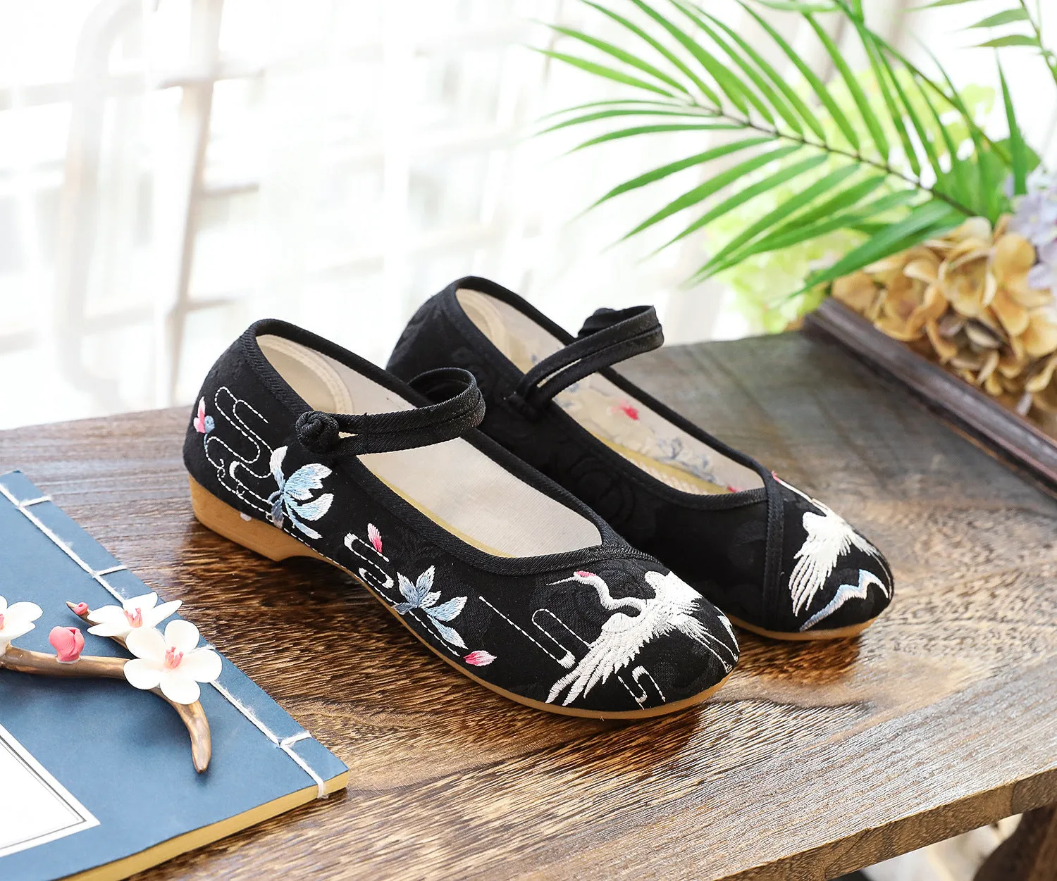 Women's Embroidered Cotton Chinese Style Low Buckle Canvas Shoes