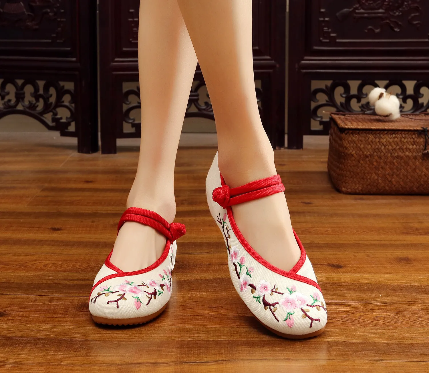 Women's Old Cloth Ethnic Style Bridal Embroidered Canvas Shoes